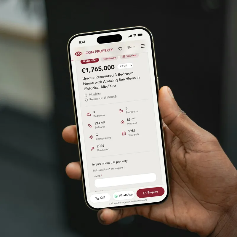 Ficha de imóvel da ICON Property num iPhone, com preço, áreas e botões Ligar e WhatsApp