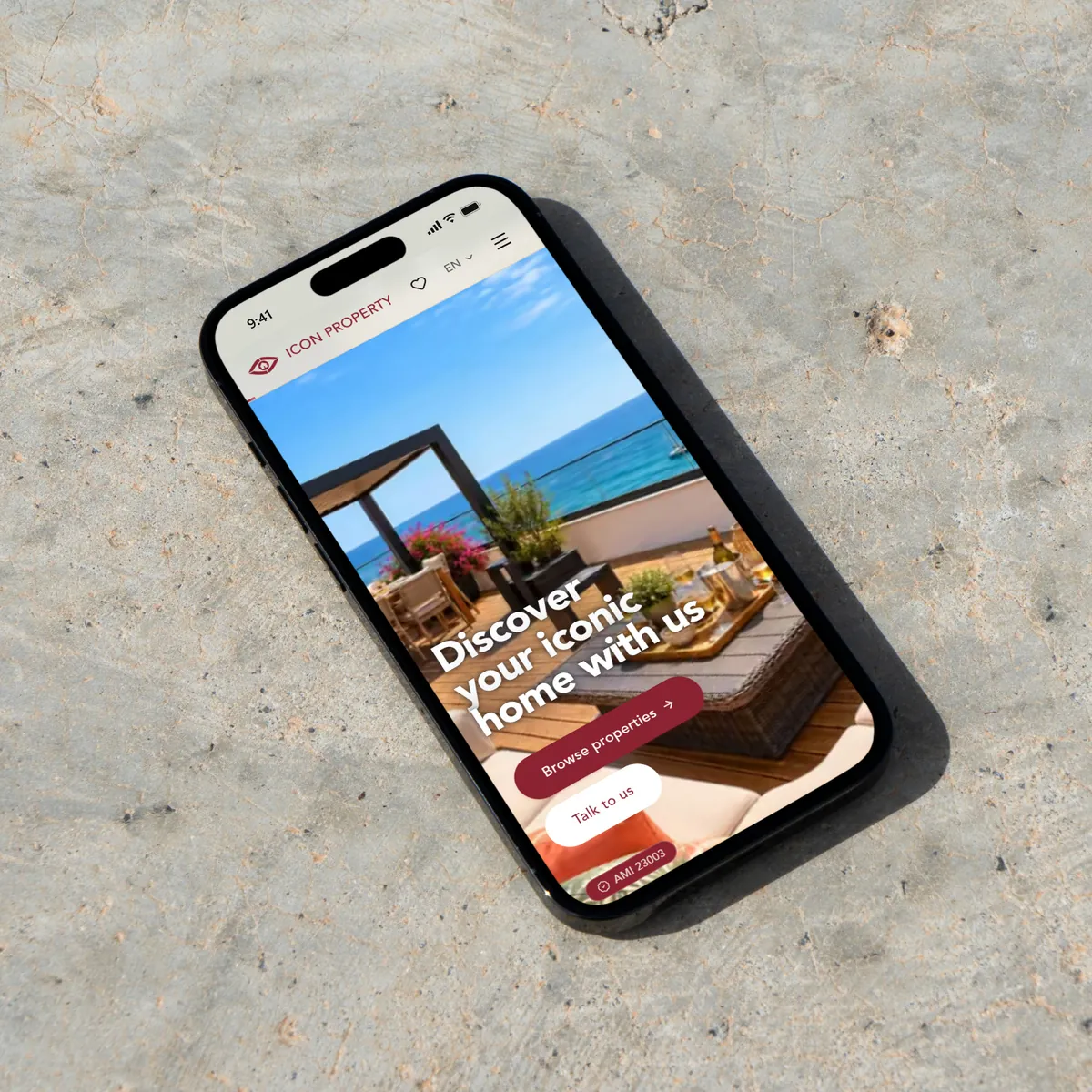 Homepage da ICON Property num iPhone pousado na areia